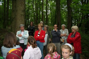 Lors de l'installation des oeuvres des enfants du CLAE